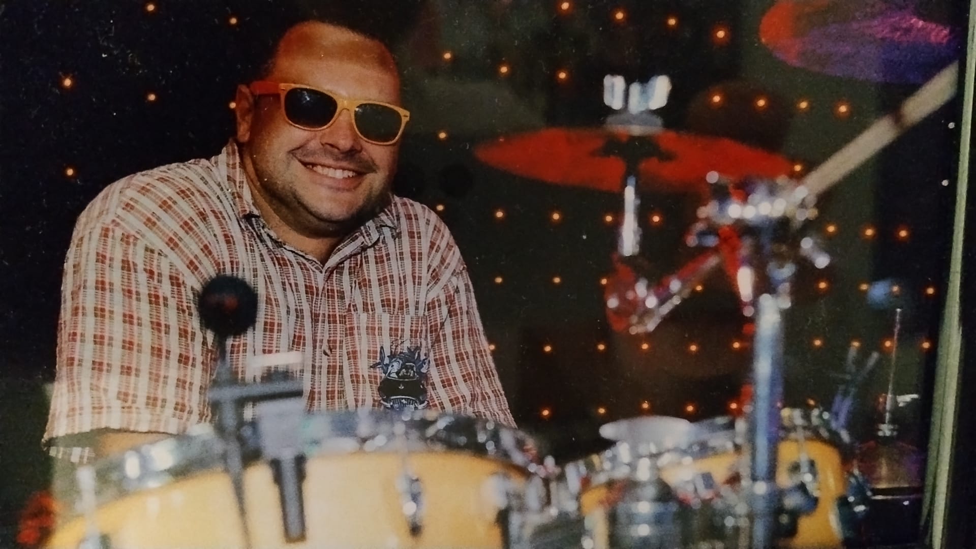 Schlagzeuger von Suspekte Elemente in einem Porträt