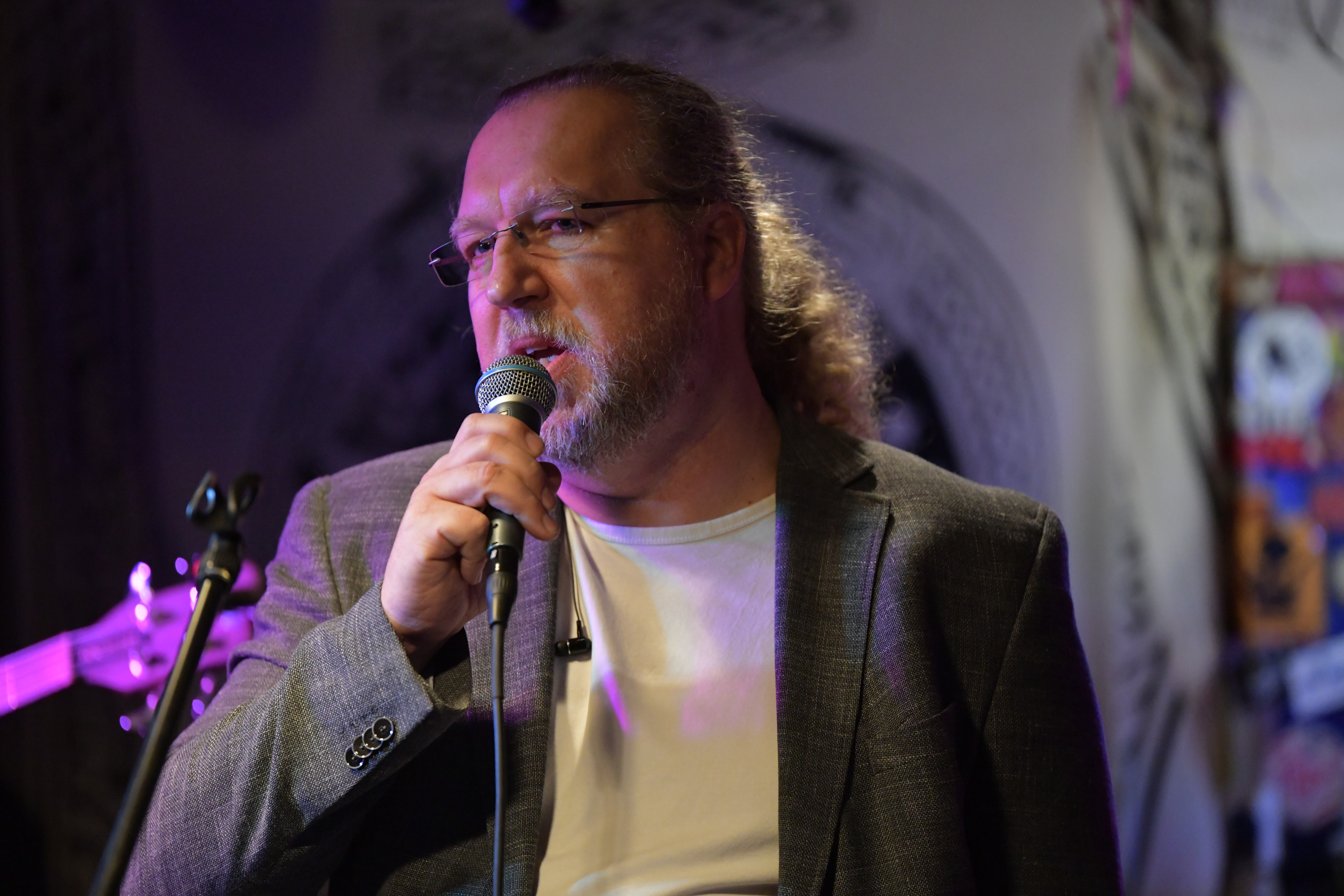 Gesang bei einem Auftritt von Suspekte Elemente